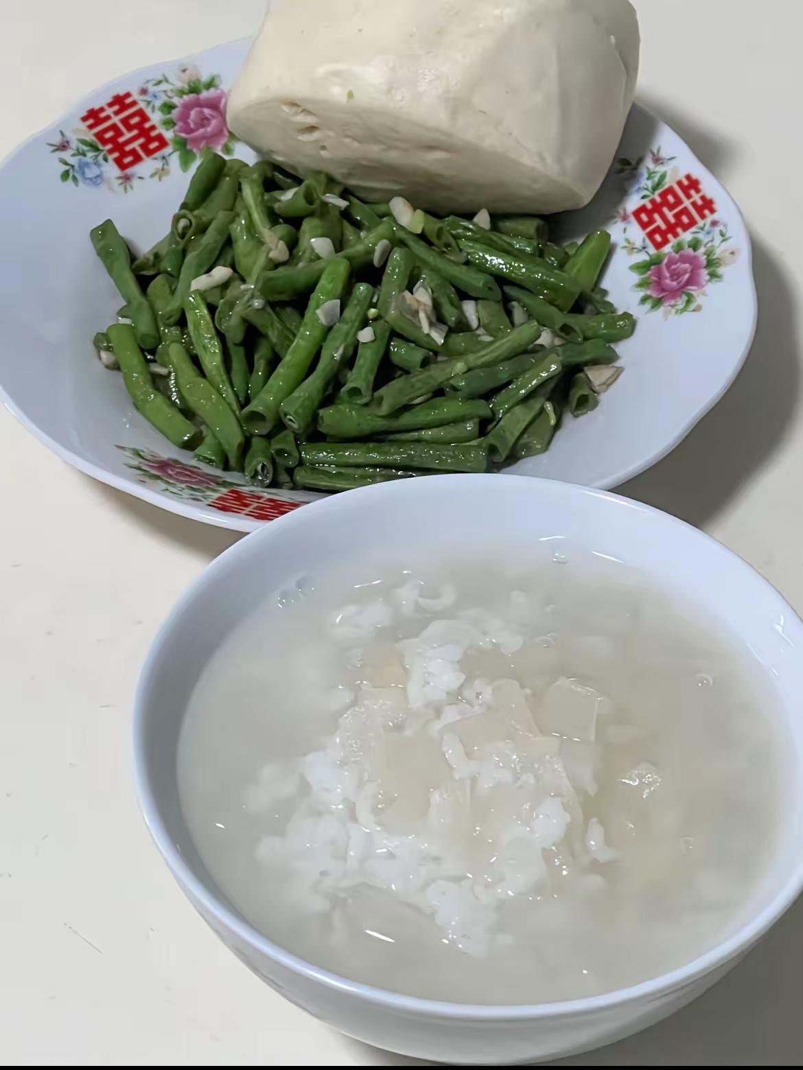 最近发现个有意思的现象：退休后的老人们吃饭越来越随意，家里的菜篮子都快空了。早上