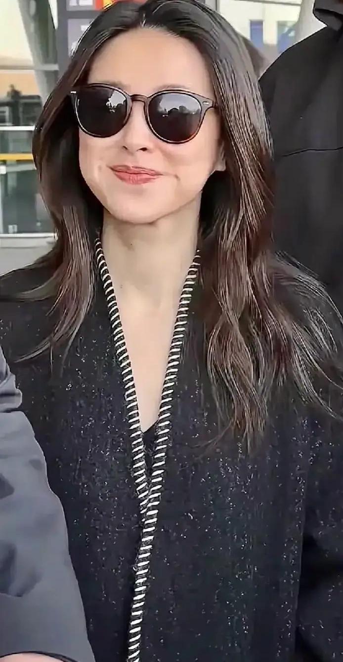 朱珠女神头上竟然这么多白发。是她故意挑染的，还是自然长出来的啊？