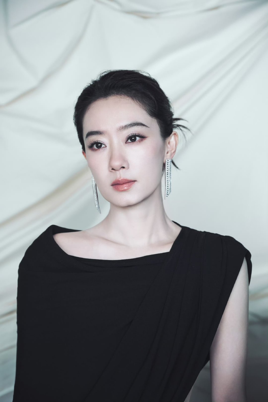 张小斐 清冷木质调 张小斐黑裙极简造型真的封神，气质干净又疏离，像一杯冷调木质香