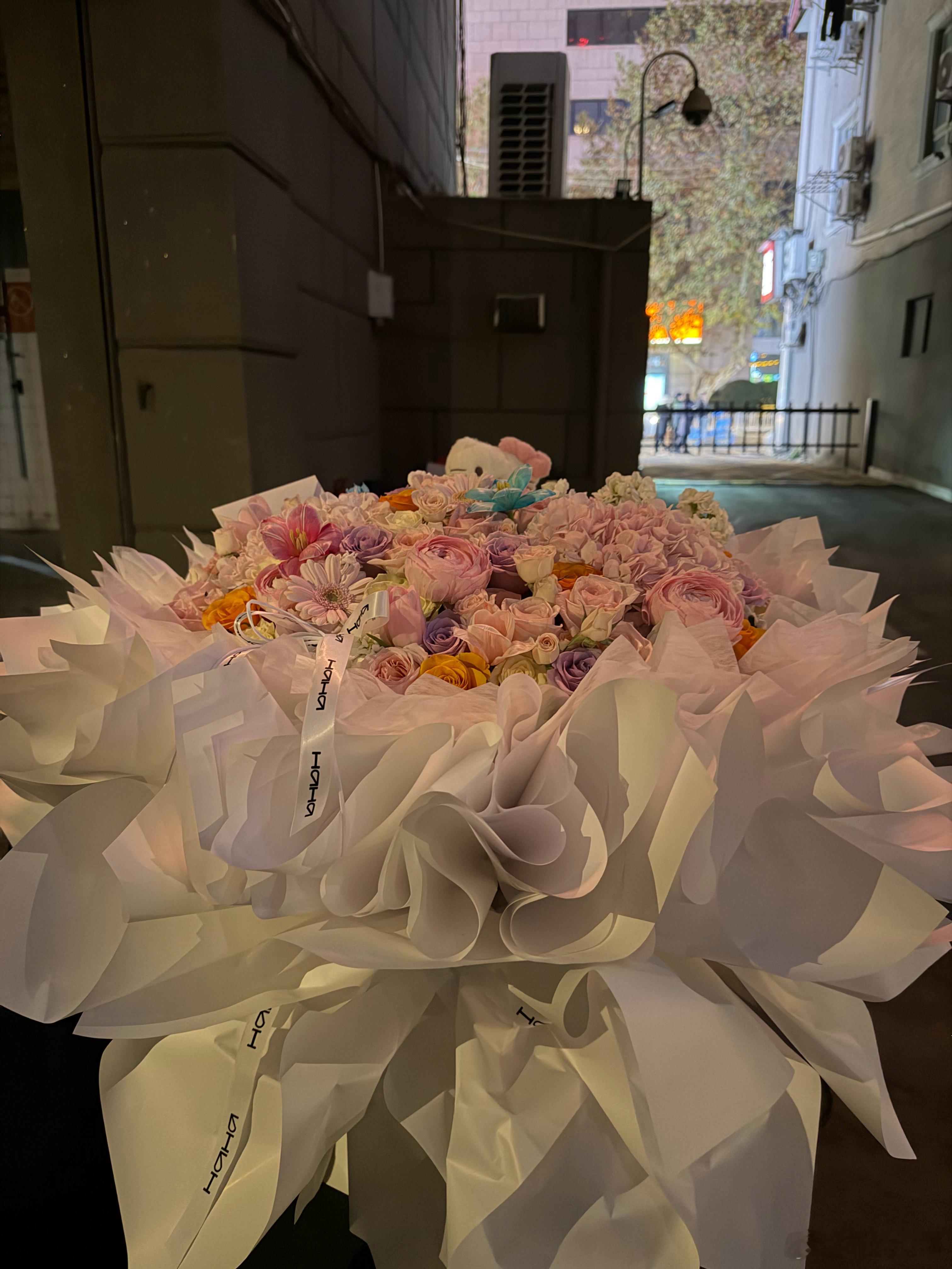 她总是毫不吝啬的夸奖我，给我买喜欢的东西 在意我的感受我的心情  带我吃好吃的 