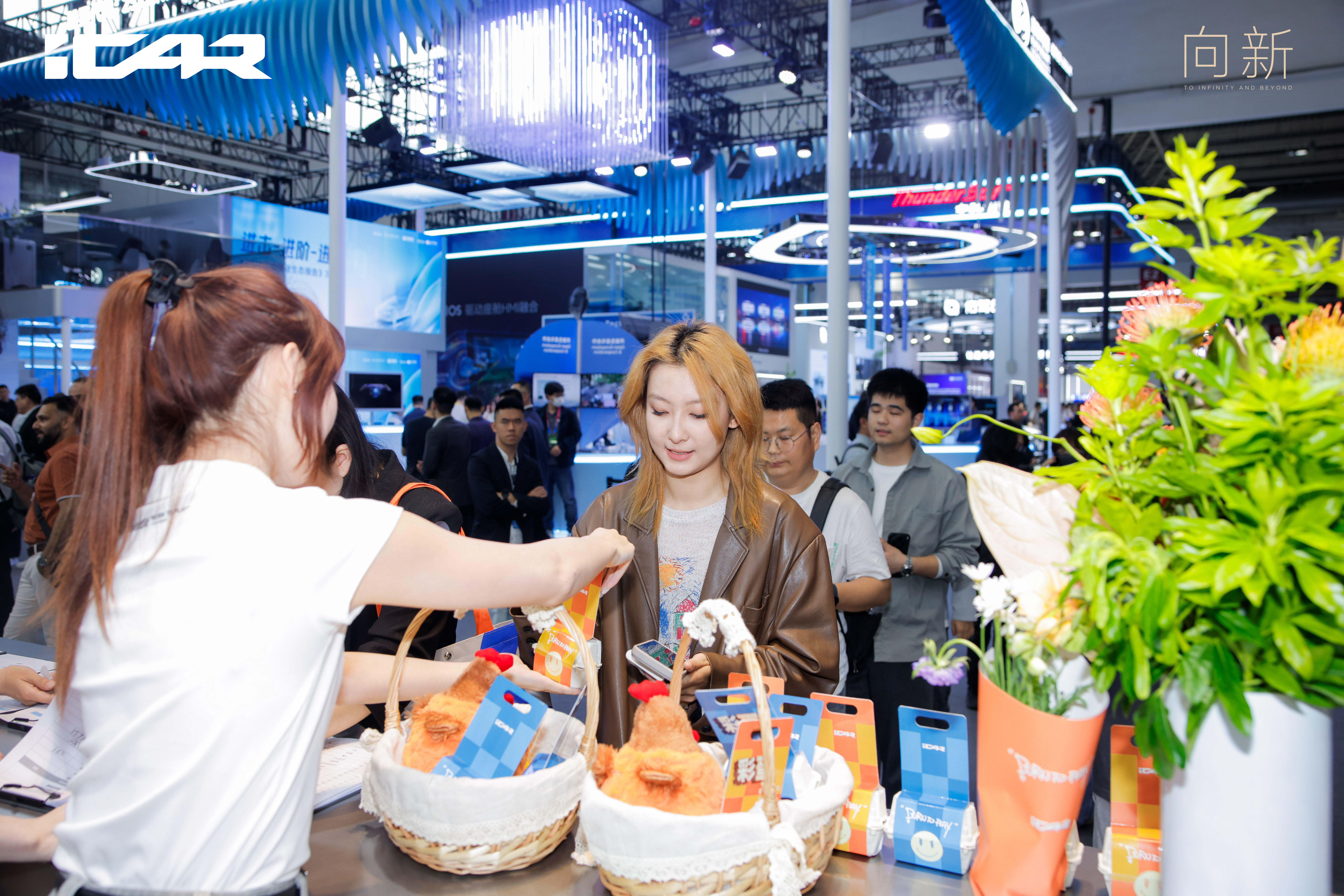 潮流与烟火撞个满怀，北京车展惊现趣味名场面。本该奔赴豪车、打卡新潮车型的00后，