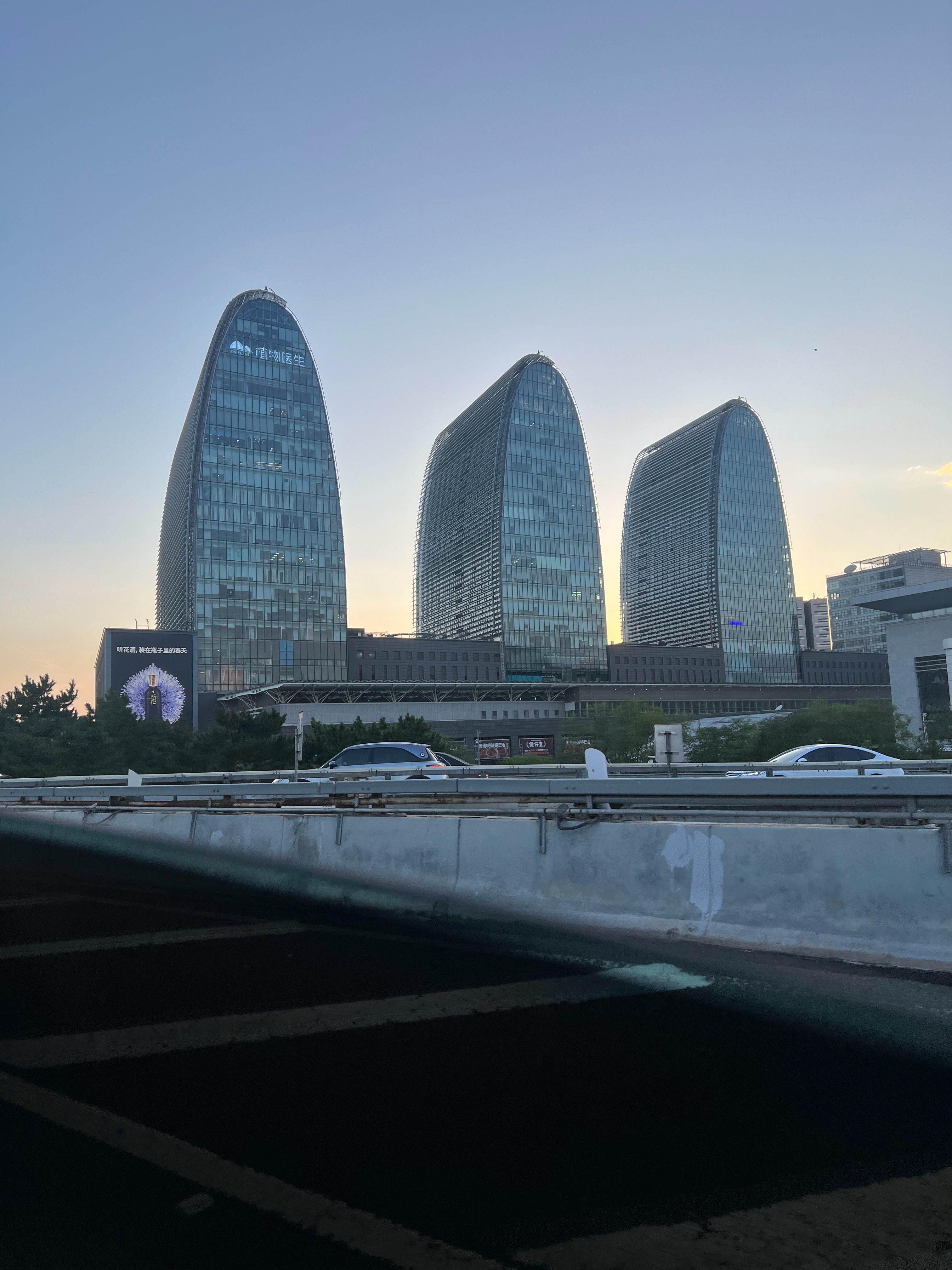 看到这三栋楼我都会想起汪峰谁懂，我真的不是很清楚为啥但是…… 