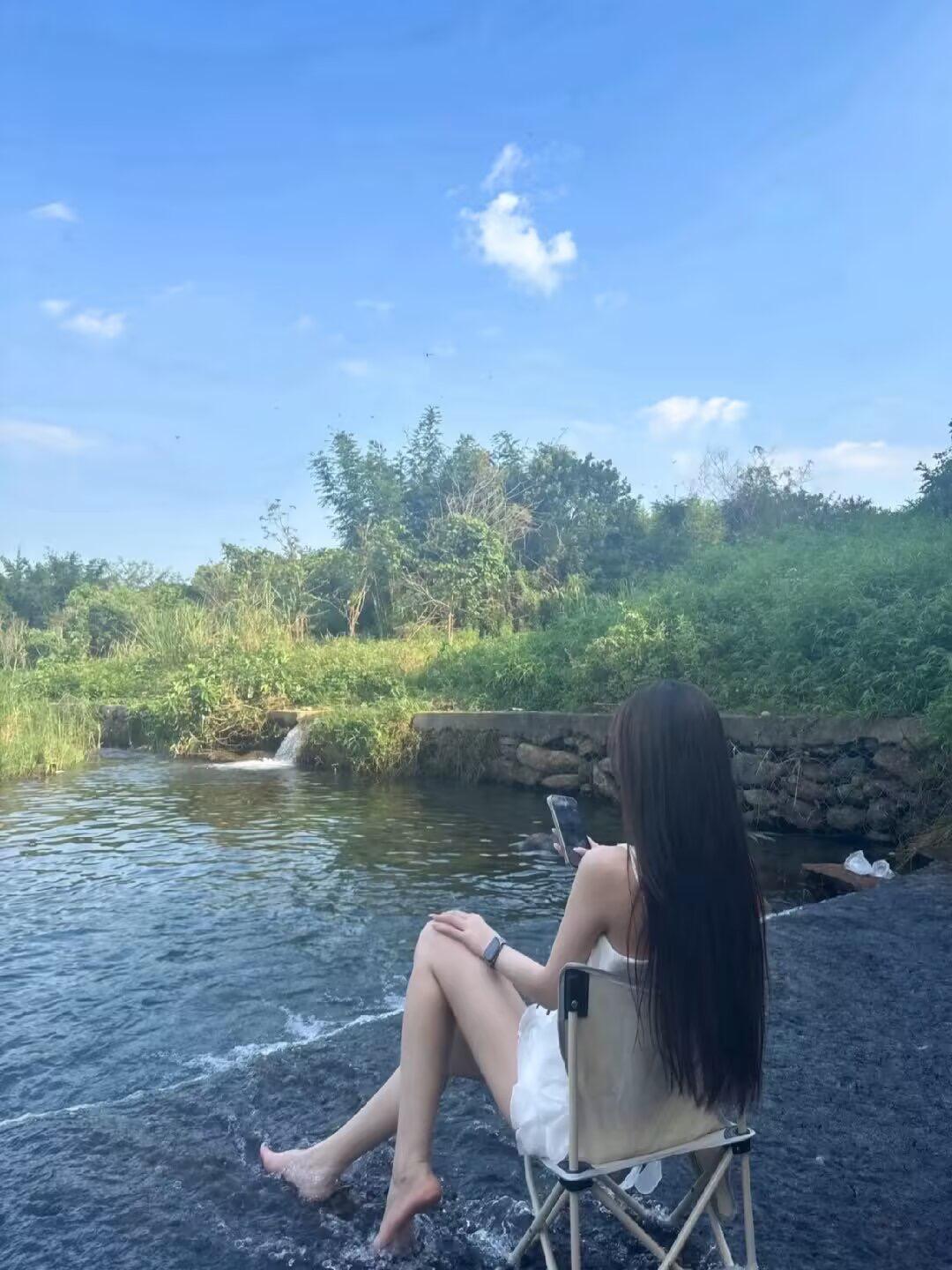 人这一辈子，

有钱只能不辛苦，

有爱才能好好活。

钱能让你不愁吃穿，
能让