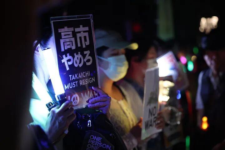 几万日本民众高喊：“不许高市胡作非为”“民生优先”“反对战争”等口号。7 月 1