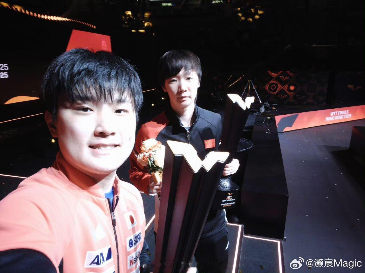 男、女单冠军自拍及合照 