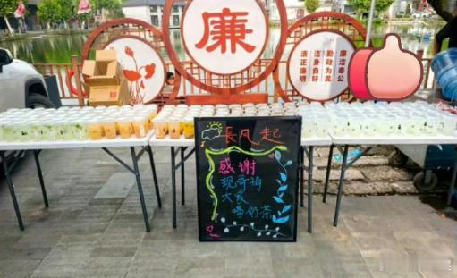 李现的请客不是偶然，更像融入日常的习惯。长风起剧组的每个人在接过奶茶时，感受到的