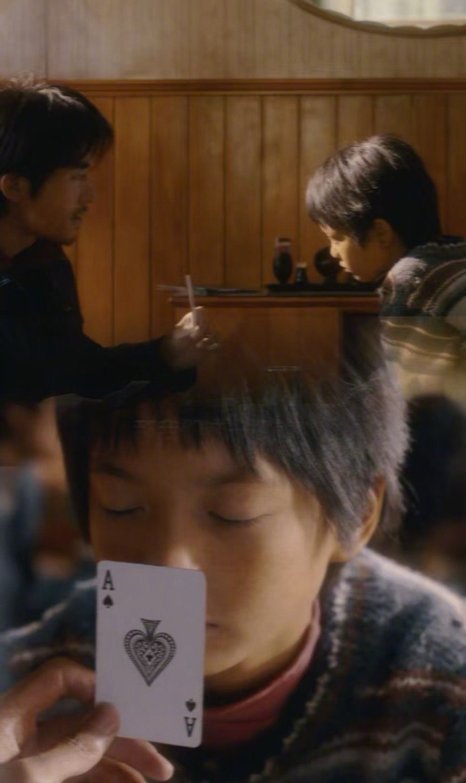 父亲执着寻找的不仅是文字，更是与女儿最后的联结，毕赣用诗意的镜头让我们看见伤痛背