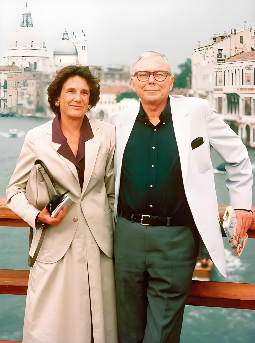 97岁的芒格还在加仓日本商社，住70年前的老房子，却捐出3000万美元给教育。