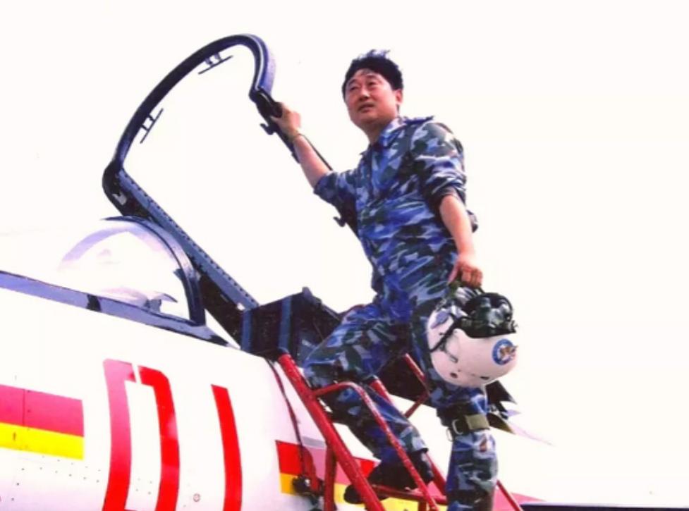 1998年成都机场，40岁试飞员雷强，戴上头盔，阔步登上飞机准备起飞。

当时谁