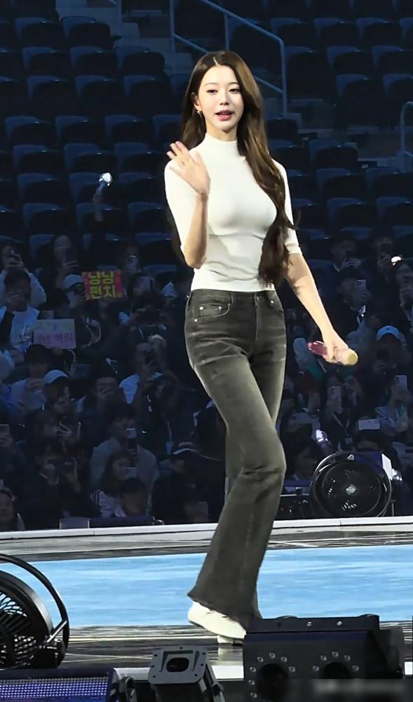 张元英最近的牛仔裤活动造型，把网友夸爆了。
颜值身材比例全程在线，走路姿态也被反