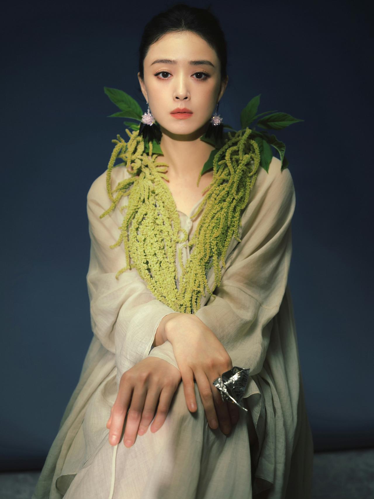 🌿 蒋欣夏日限定穿搭以“东方韵味”与“女性力量”为核心，通过新中式单品与自然元