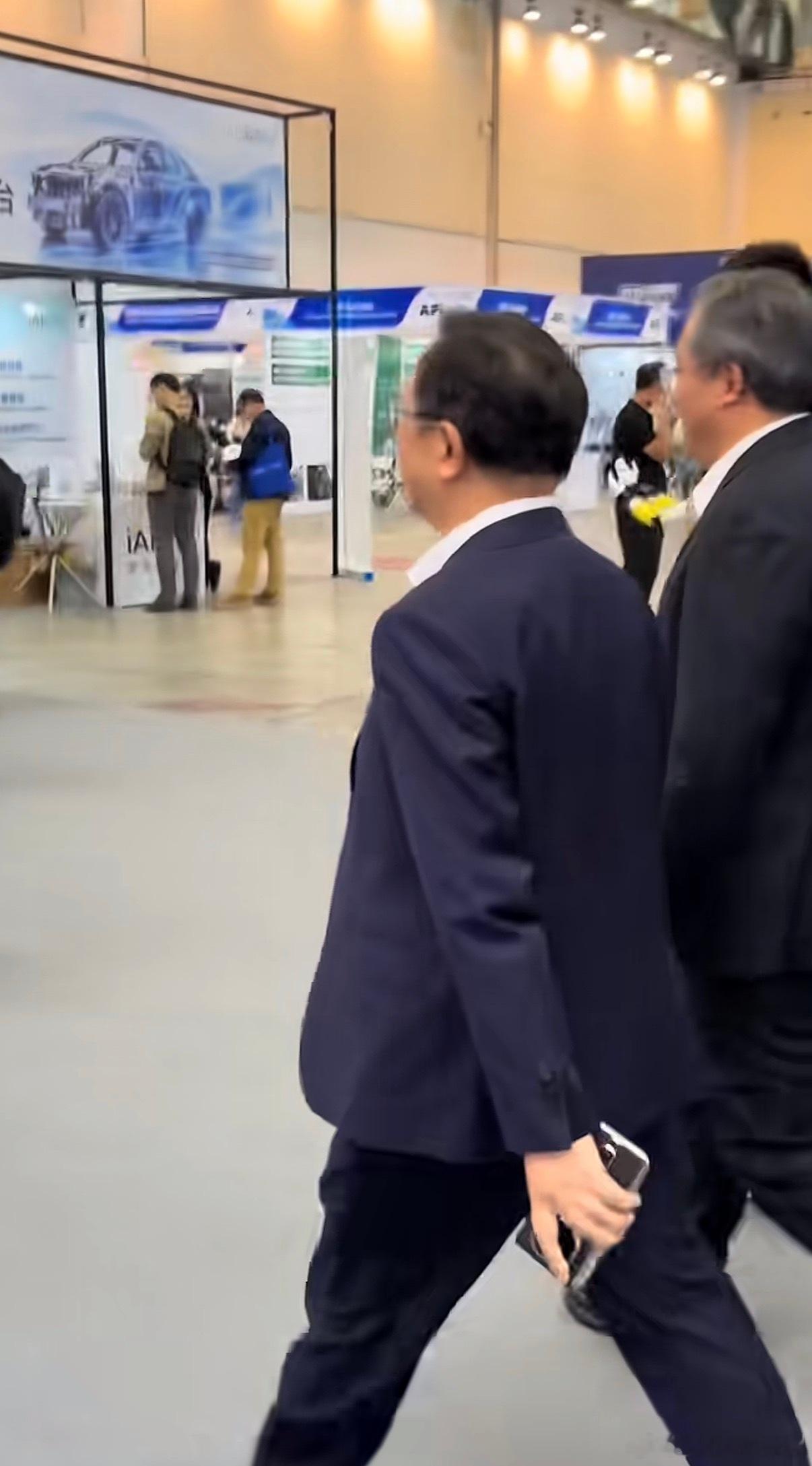 老王用的好像是华为三折叠，我知道老王还用iPhone，你猜怎么着，我平时也用的三