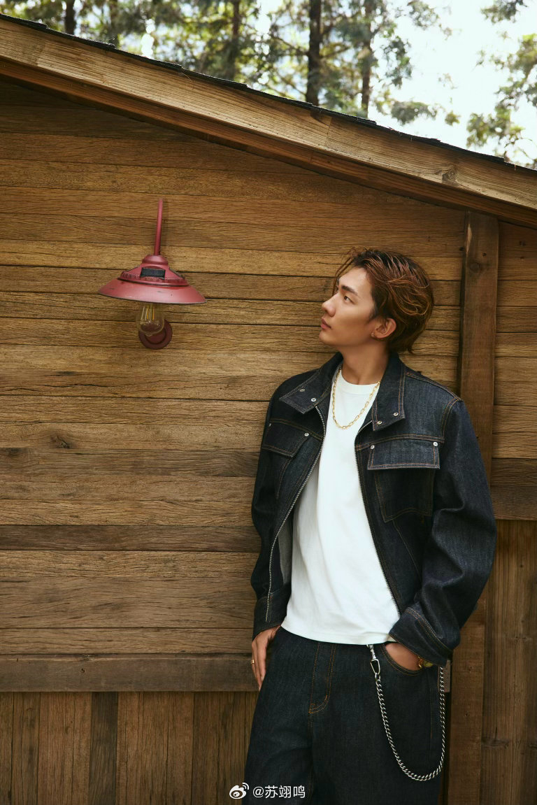 #苏翊鸣户外时尚大片# 更新社媒分享户外时尚大片，并配文：Feels like…