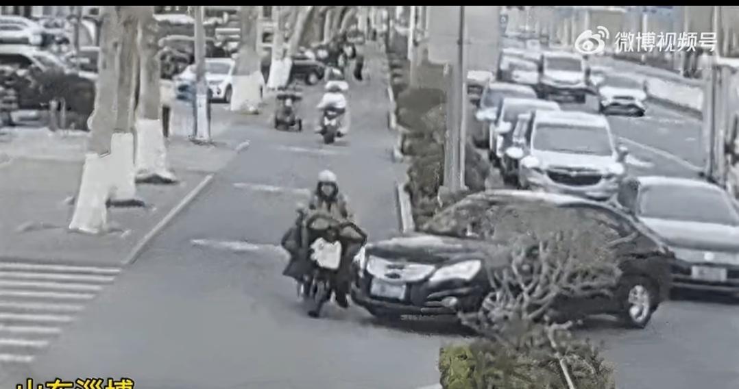 女子靠转弯让直行碰瓷30余起被刑拘看看碰瓷时的拙劣演技开车上路你永远不知道有些人