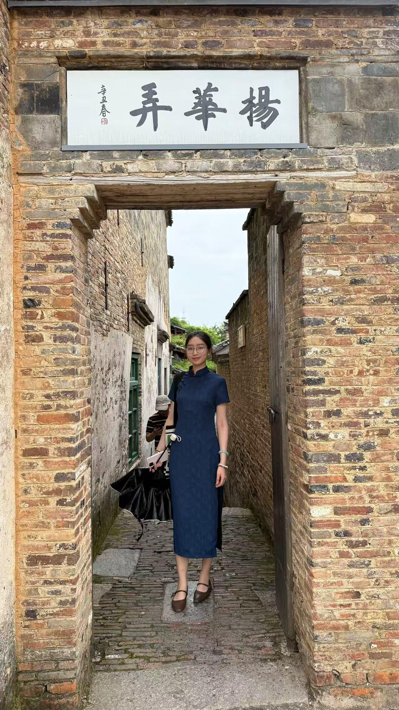 今天加个晚场，嘉宾：女儿。有想了解港澳大学，雅思考试，申研的朋友们记得预约。旗袍