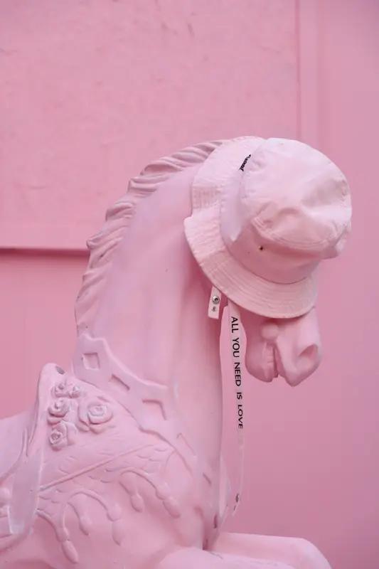 太原北美新天地商场这波操作真是让人哭笑不得。为迎马年，商场摆了个粉色戴墨镜的倒立