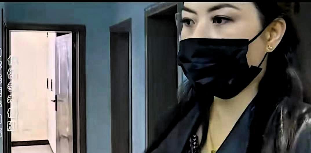 女子找了两个装修师傅给自己家干活，谈好2000元的工钱。

施工结束后，女子以工