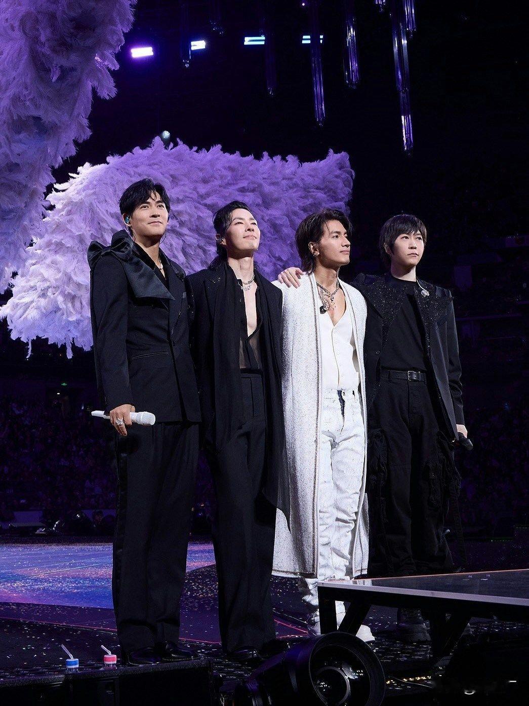 周渝民在上海演唱会简直变了个人！表情夸张还戳鼻孔唱歌，被拍下各种黑图，粉丝直呼童