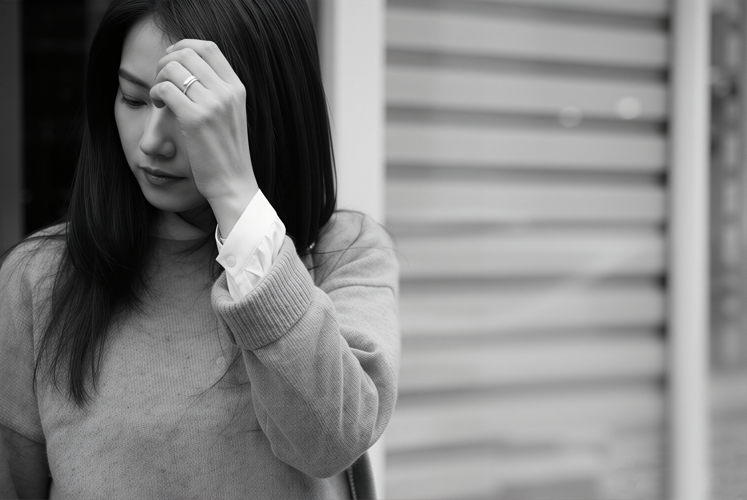 高圆圆 从高圆圆式松弛感，看中国正能量创作的底气✨刷到这组黑白大片，高圆圆眉眼间