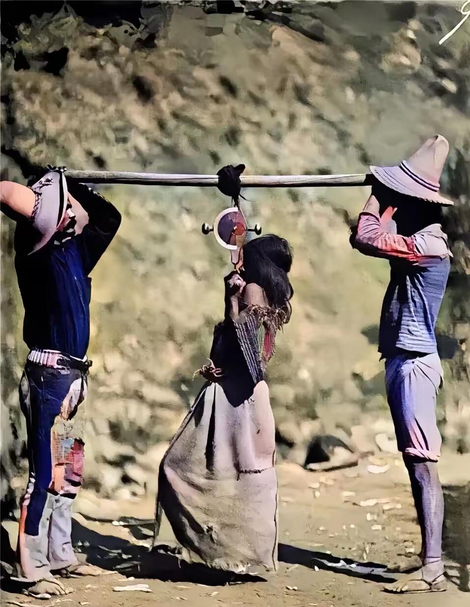1890年，一名印第安女奴正如同牲畜般被进行称重出售，当交易成功之后她未来除了被