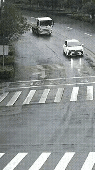 这样还跑啊？
成了无头的“苍蝇”，磨道里蒙着眼的“驴”，马力十足低头狂奔，纯是低