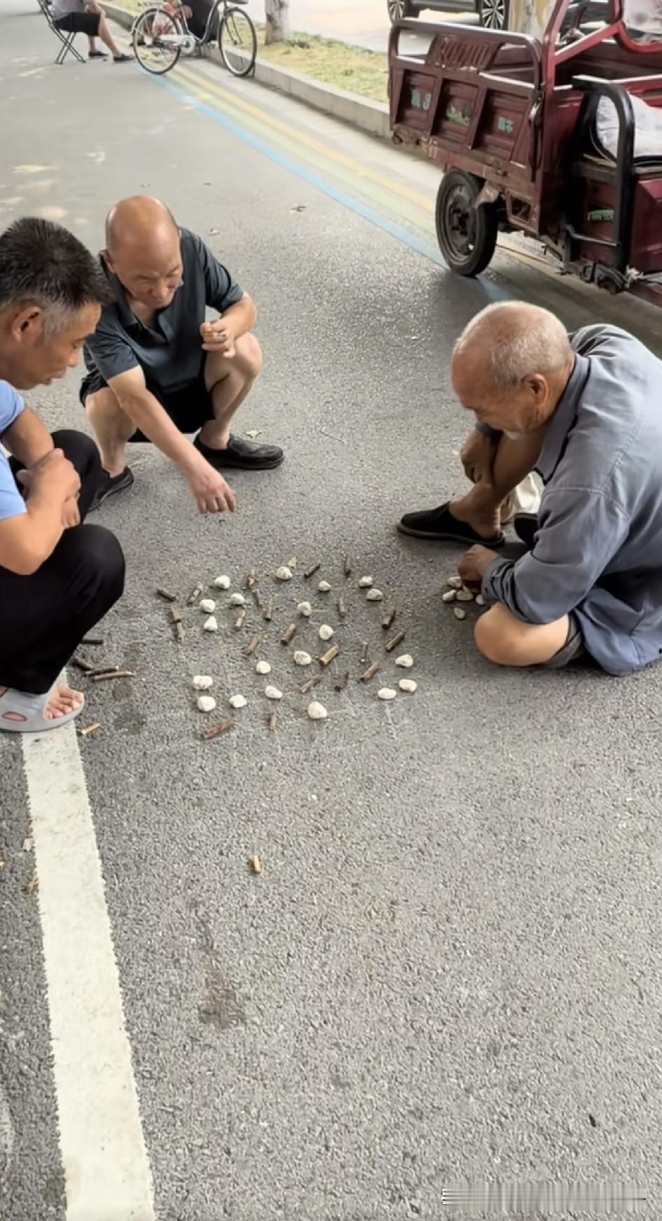 秦人集合！[大笑]陕西人，谁知道这几个老汉玩的这是啥？
我第一反应：狼吃娃！[呲
