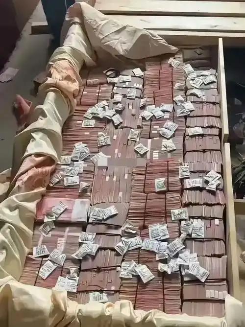 4万现金受潮之殇：换回的不仅是钱，更是警示

4万现金因受潮严重损坏，送去银行却
