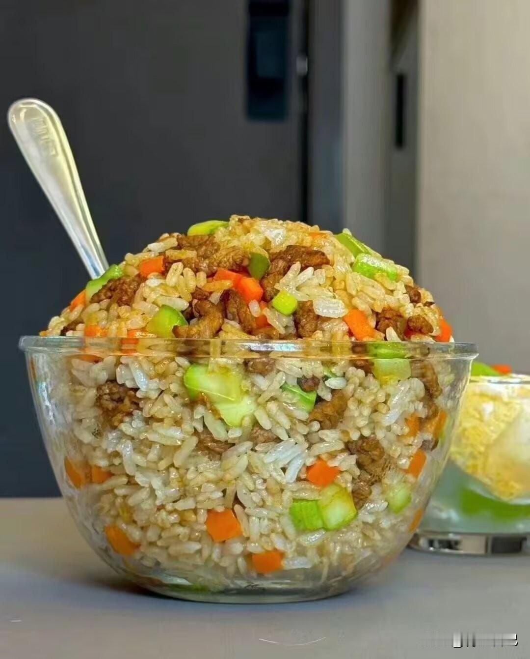 人这辈子，
就三件事：吃饭、睡觉、好好活着。

为啥要好好活着？
因为人一闭眼，