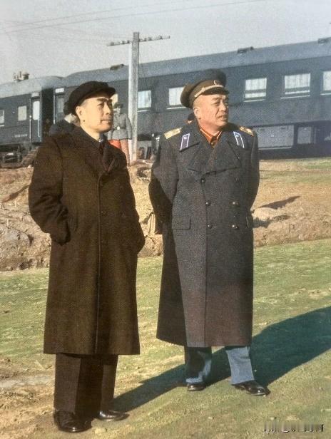 🍁两位开国元勋经典同框。
作为新中国的立国之战，1953年抗美援朝取得伟大胜利