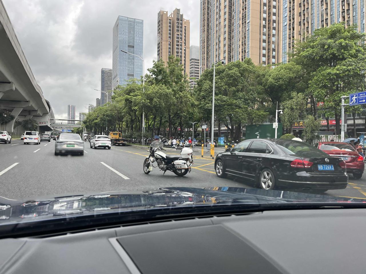 这摩托车打横停在路中间，吓得全急刹！