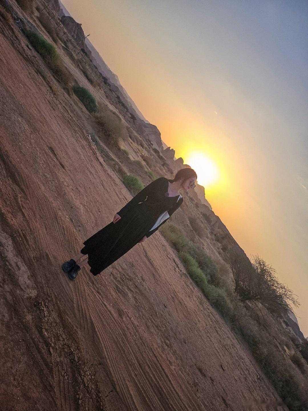 #迪丽热巴大漠落日照##迪丽热巴好会拍游客照#落日为景，好看到失语[哇][哇][