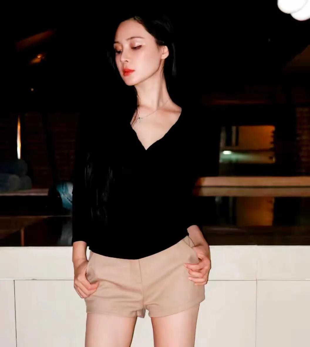 就服这个女人，是该赞扬他的勇气呢！还是事迹呢！为什么就是咬着一个渣渣不放？真的令