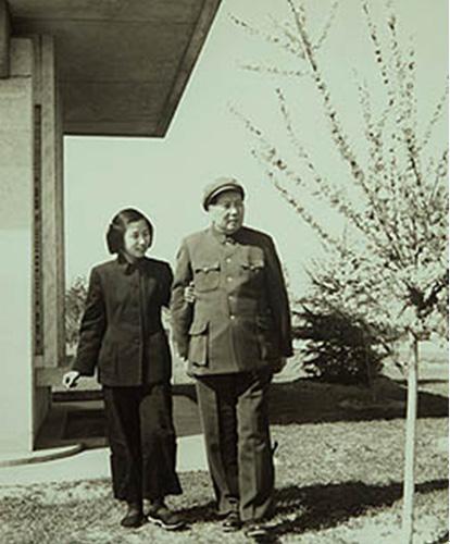 1953年，与女儿一同欣赏北京的樱花