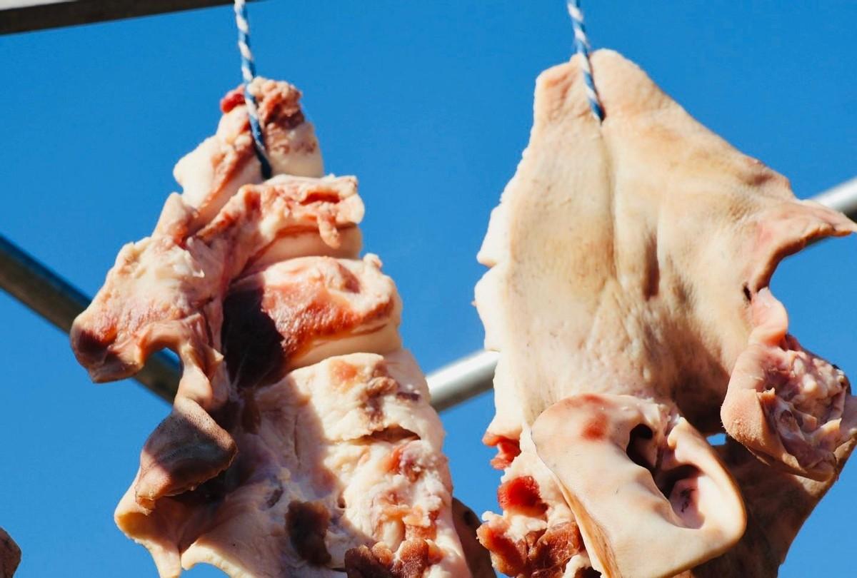 小两口天刚擦亮就冲进猪圈，半小时把一头巴马香猪按倒捆好，全程第一视角直播，弹幕全