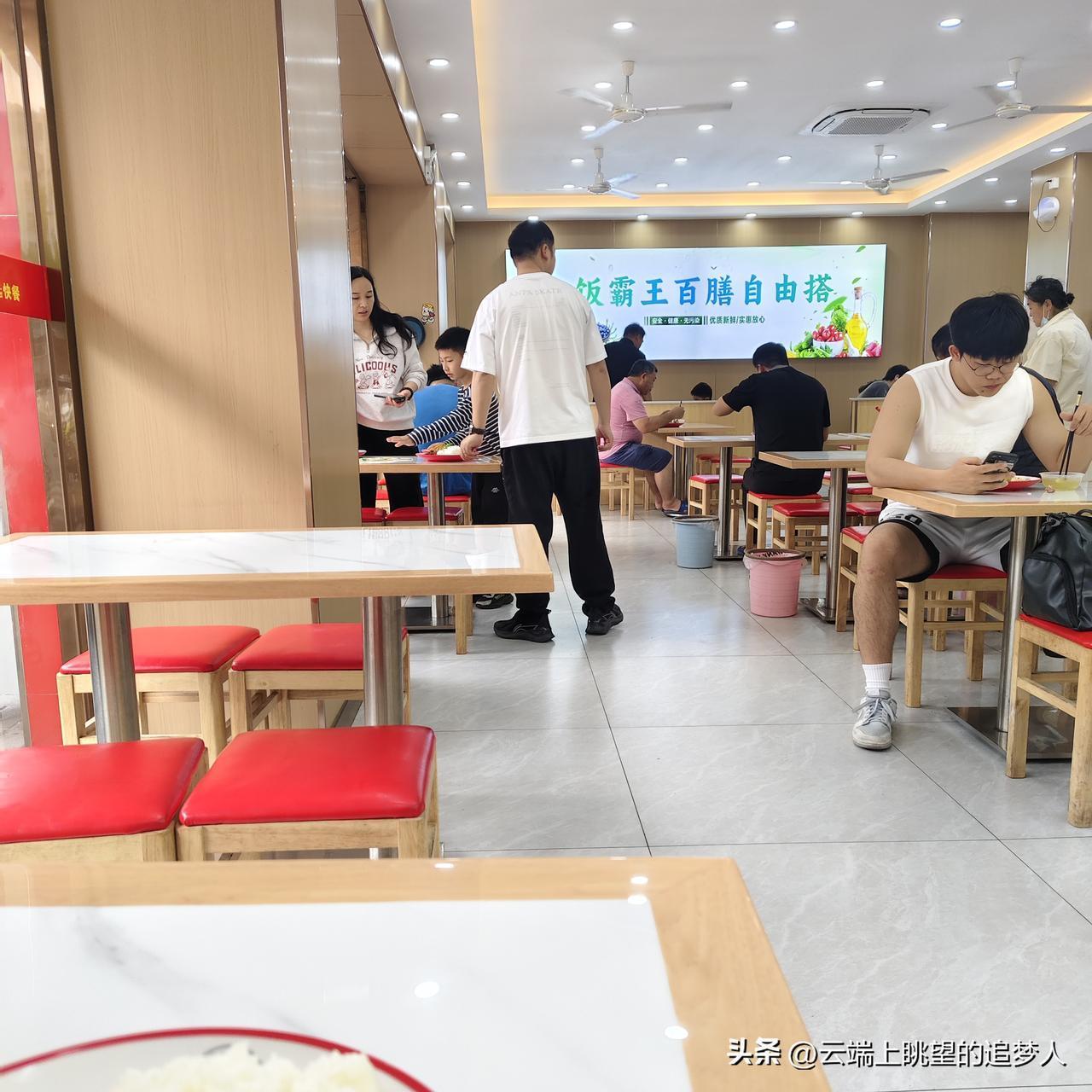 中年大叔失业很久没上班了，今天中午又吃了8块钱快餐，两个素菜，大骨头汤免费，还捞