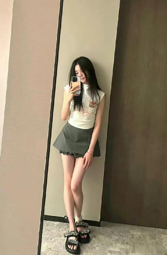 刘浩存虽然不秀腿，但江湖上流传着她腿的传说， 老天是给她关了哪扇窗 