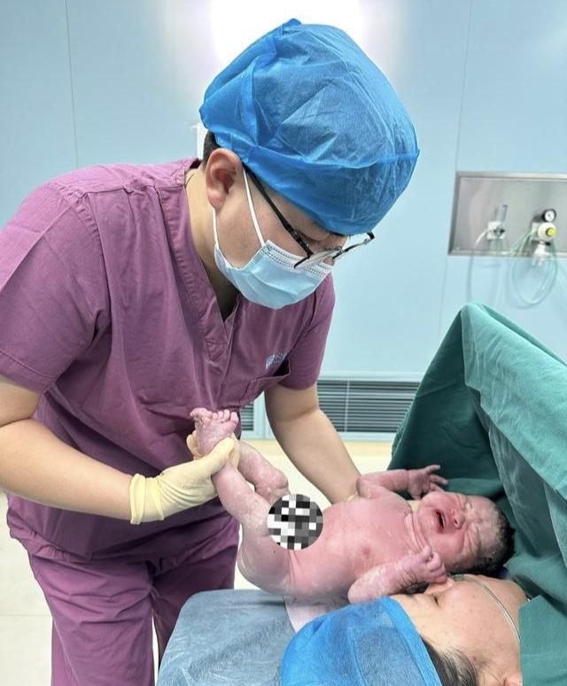 山东产房突发奇事！新生儿刚剪脐带，竟发出震楼尖叫
 
山东一家医院的产房里，炸开