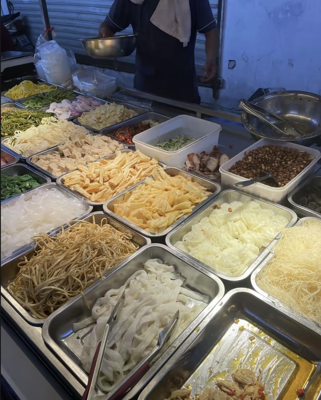 凉拌腐竹卖15块一小把，老板让我去超市买干的自己拌，我真愣住了。
这话说得挺直，