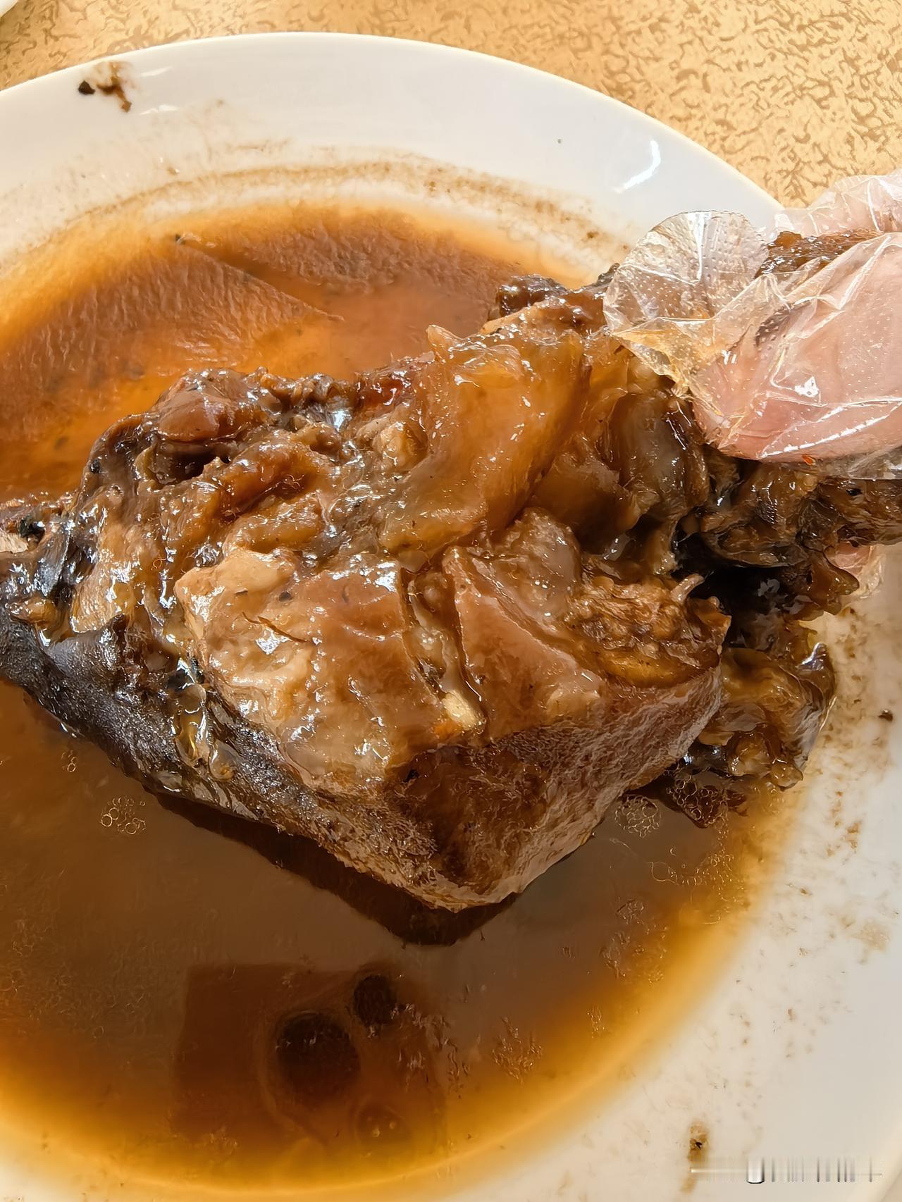 在汝湖住润老厂马路对面，有家客家菜馆，离我家不远。还是第一次吃牛蹄，以前都是吃的