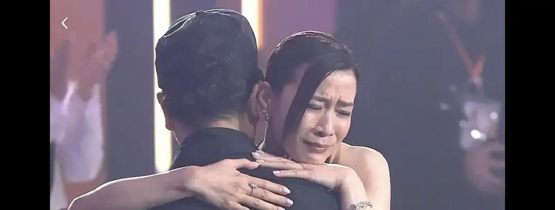 镁光灯劈下来时佘诗曼正在抹眼泪。
手指压着眼角，妆没花，声音先碎了。
第四次捧起