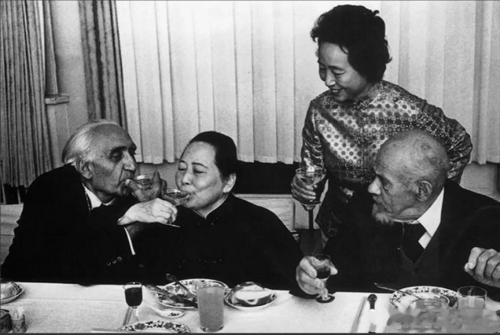 1979年9月，宋庆龄在家中设宴为马海德庆祝69岁寿辰，喝到高兴处，两位多年老友