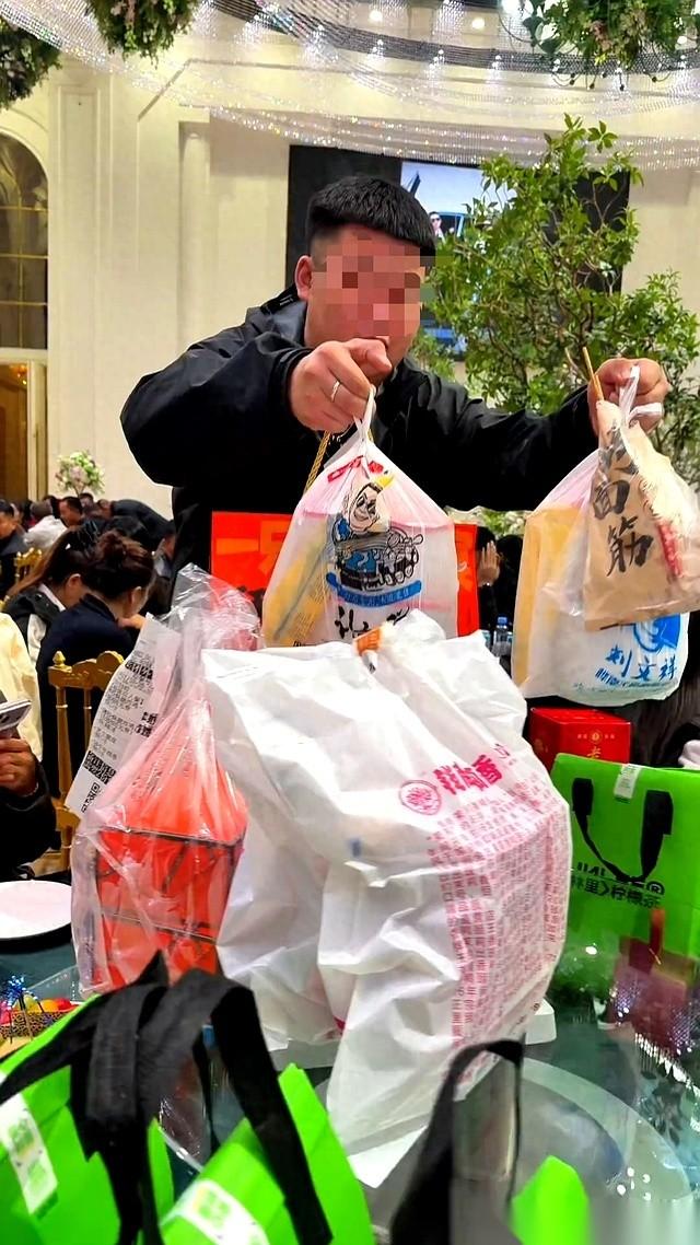 黑龙江大庆一场婚宴的现场视频在网上传开，大厅里排了三十多桌，偏偏有三桌连瓷盘都没