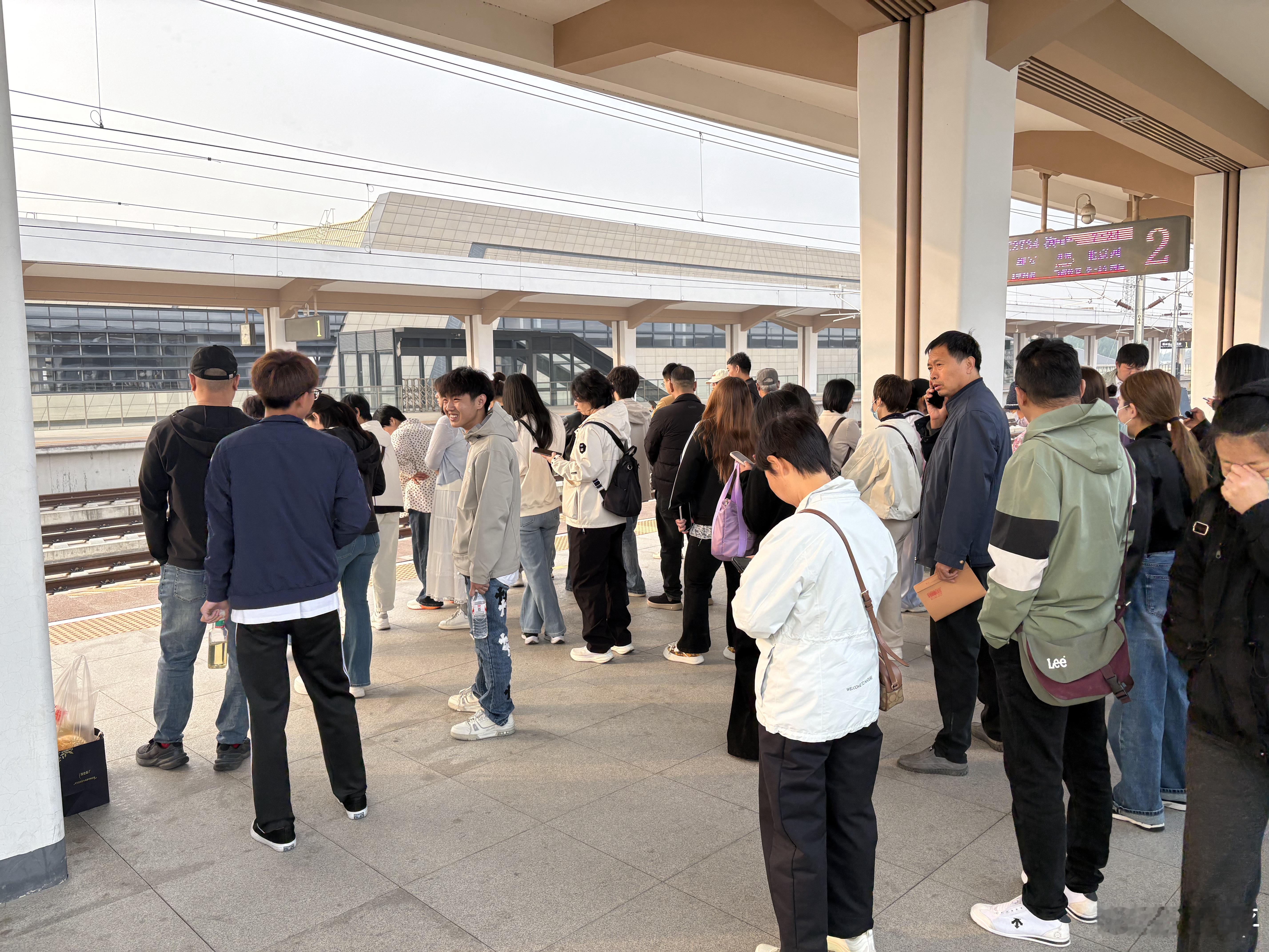 早上的高铁站人多得出奇，这个站给我的印象一直是很冷清的。观察了一会恍然大悟，估计