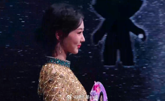 杨紫霸屏杨紫带白菊走红毯