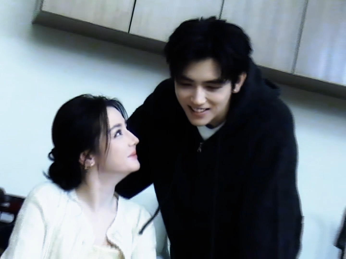 陈飞宇看迪丽热巴许愿的眼神 嗑吗？嗑啊！这能不嗑！！！我想知道此等美味双人合拍还