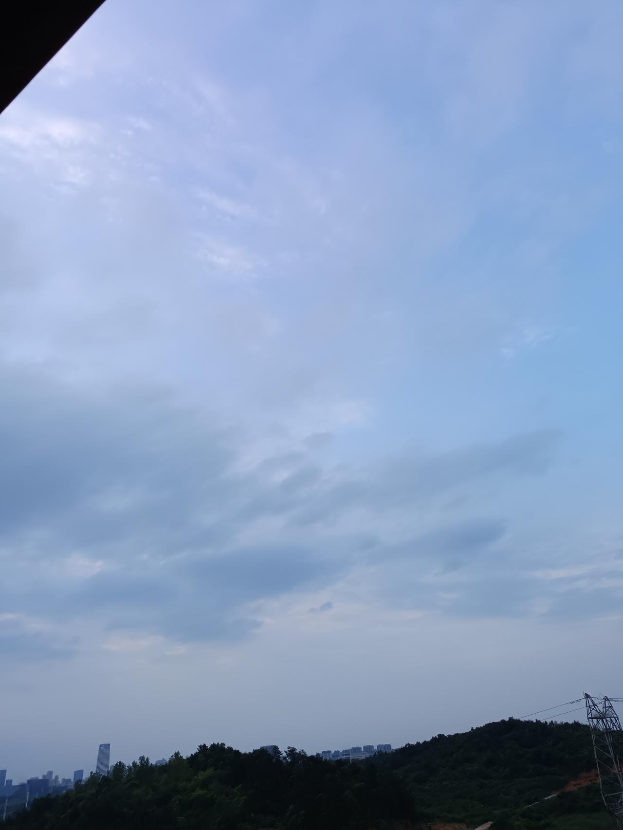 现在是7月13号早晨六点钟，天气和昨天下午一样没有风，本觉得昨天晚上武汉有大雨，