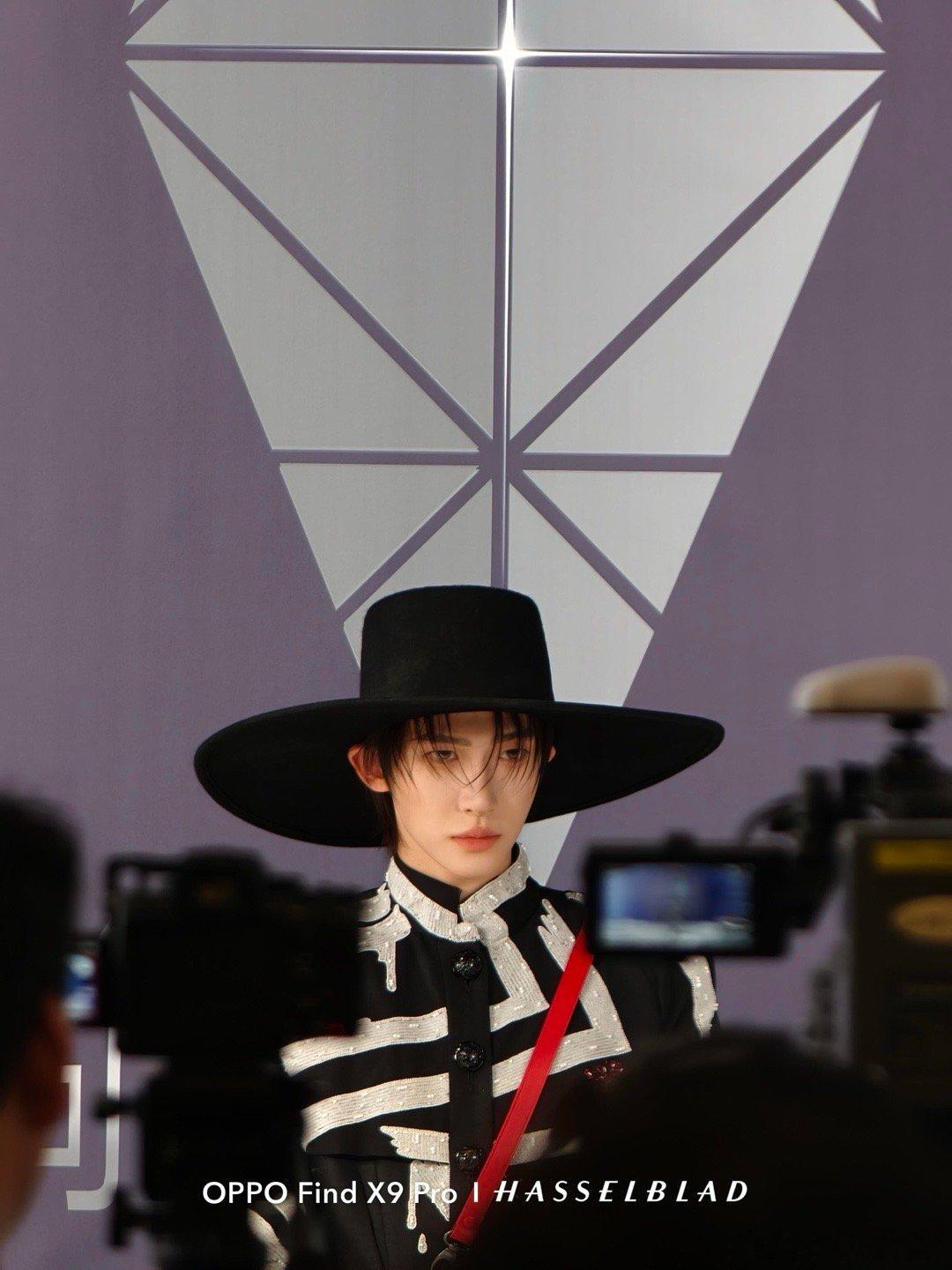 时尚之夜红毯 刘宇这个造型太超过了吧！！又是一个生图直出的！！！爱了爱了！！！！