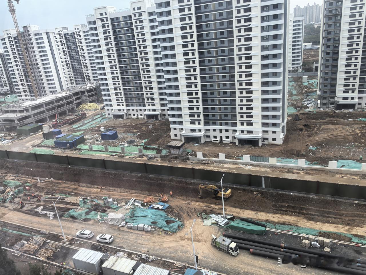 仓裕路众美绿都附近这是有“宝藏”吗？前一段时间刚修好下水管道回填了，这又挖开了？