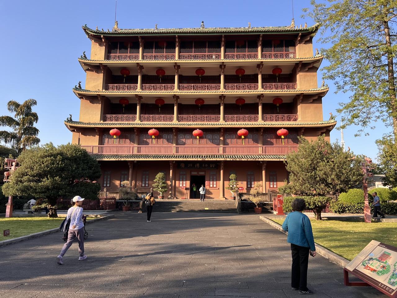 于海青：为何说广州镇海楼的历史很厚重？这个地方矗立在广州城北越秀山的小蟠龙岗上，