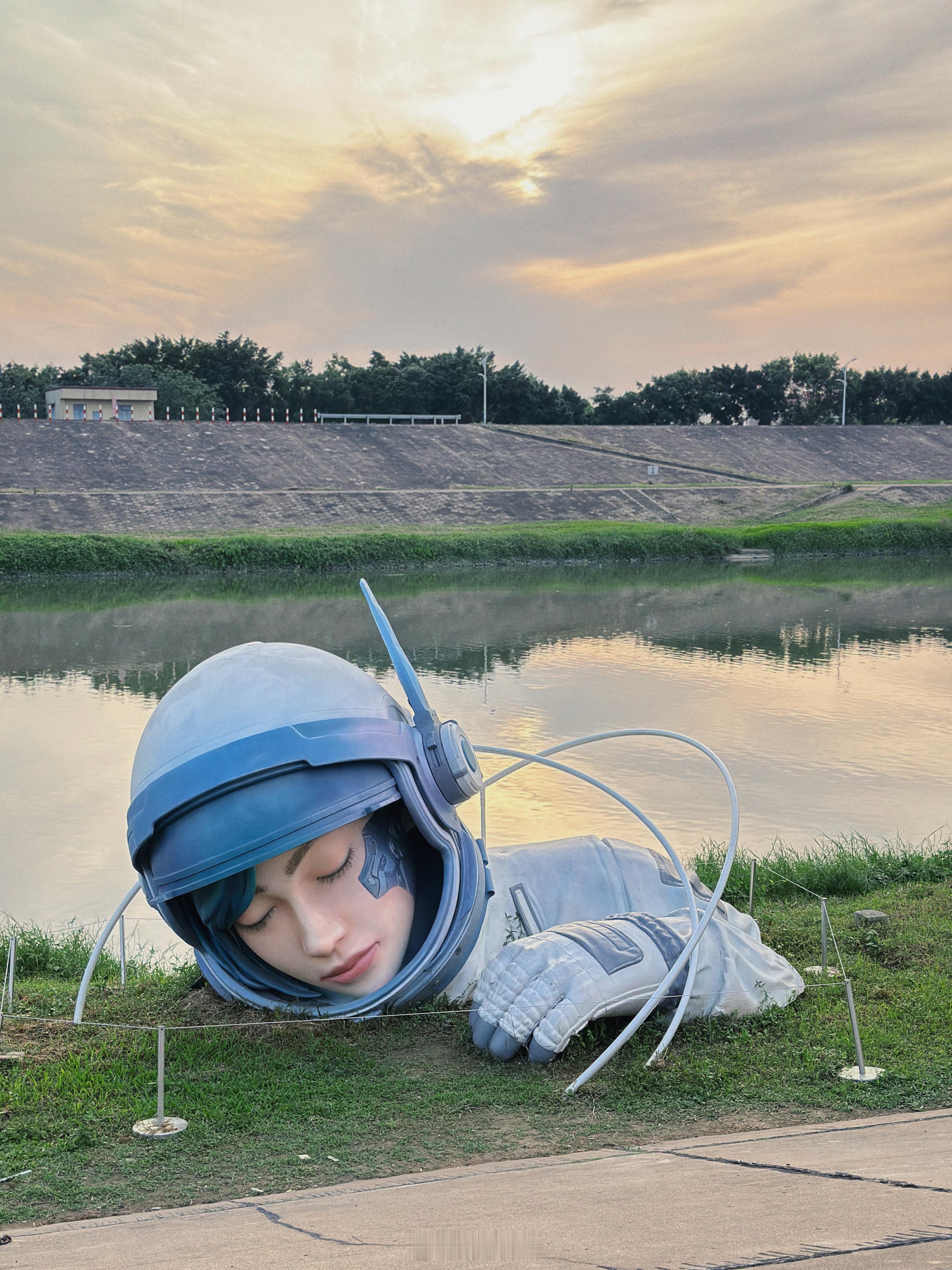最近没怎么停下来过，今天阳光正好给自己充充电，也给哈雷充充电🔋开发了一家河堤边